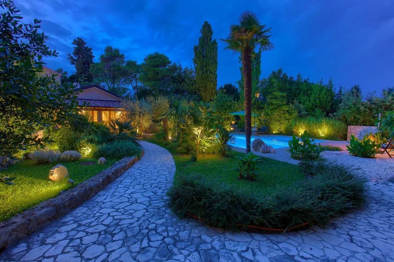 La Villetta - First Class Location With Big Private Pool Apartment Krk Island