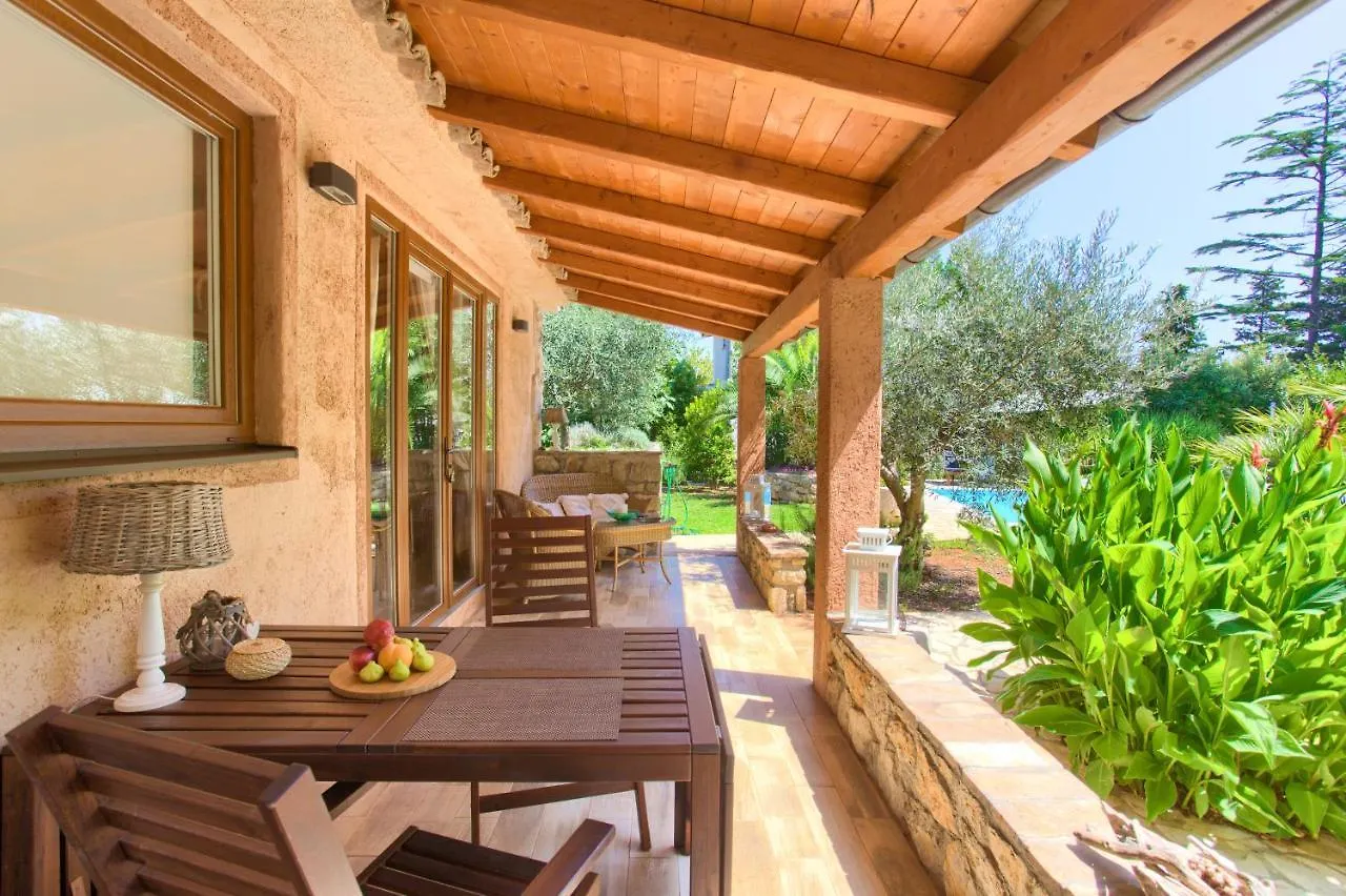 La Villetta - First Class Location With Big Private Pool Apartment Krk Island