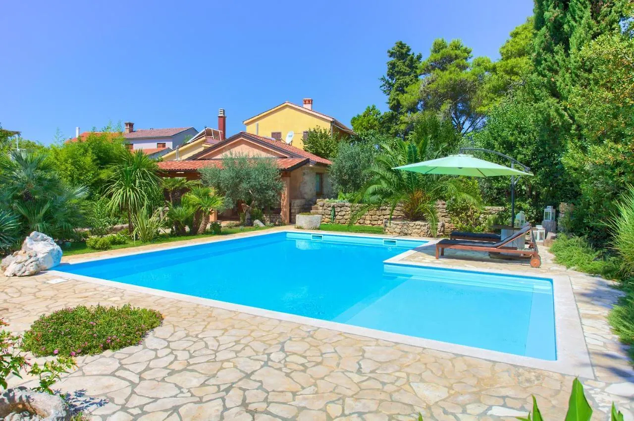 La Villetta - First Class Location With Big Private Pool Apartment Krk Island